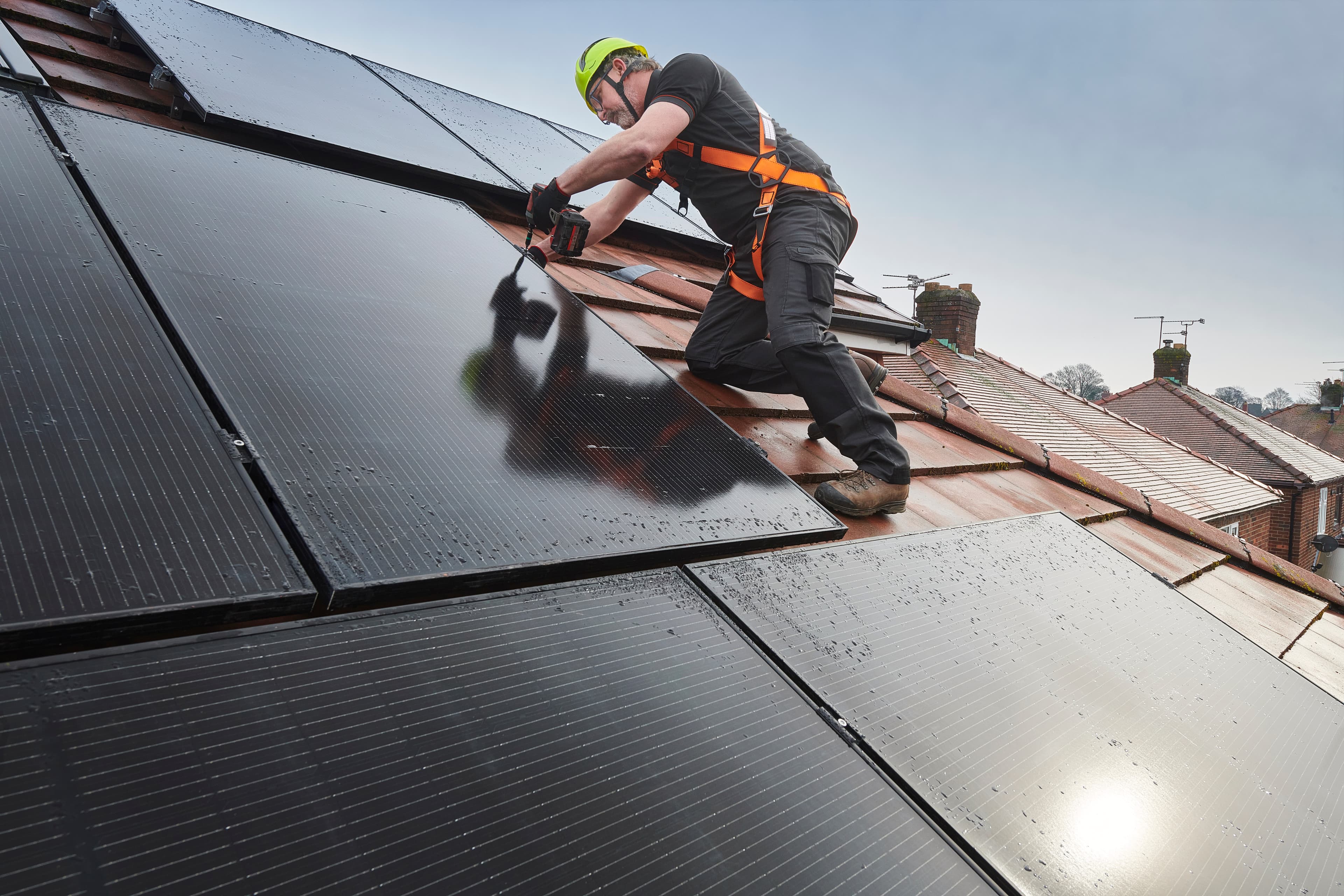 Installateur Soléar en train de poser un panneau solaire sur toiture